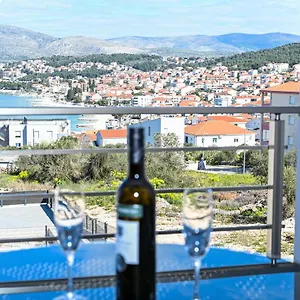 https://dvoetazni-stan-s-bazenom-ana.hotels-in-trogir.com