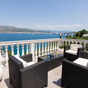 https://apartmani-mlacic.hotels-in-trogir.com